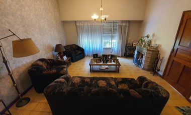 CASA EDIFICADA SOBRE UN LOTE DE 1100 M2