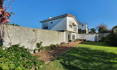 CASA EDIFICADA SOBRE UN LOTE DE 1100 M2