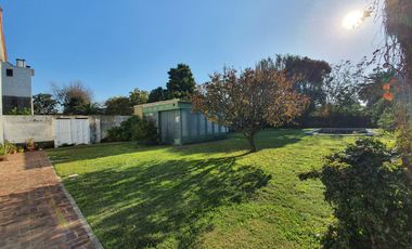 CASA EDIFICADA SOBRE UN LOTE DE 1100 M2