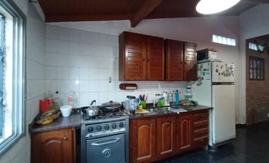 CASA EN PH CON COCHERA A 5 CUADRAS DE LA ESTACION