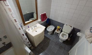 CASA EN PH CON COCHERA A 5 CUADRAS DE LA ESTACION