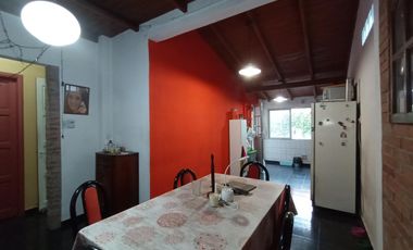 CASA EN PH CON COCHERA A 5 CUADRAS DE LA ESTACION