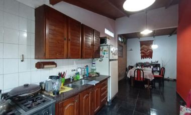 CASA EN PH CON COCHERA A 5 CUADRAS DE LA ESTACION