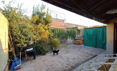CASA EN PH CON COCHERA A 5 CUADRAS DE LA ESTACION