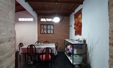 CASA EN PH CON COCHERA A 5 CUADRAS DE LA ESTACION
