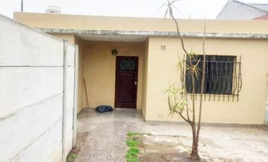 La Oportunidad que Esperabas! Casa Tipo PH Patio/garaje. VentaLa Rioja N° 3220, Florencio Varela