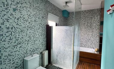 Casa 8 ambientes estilo moderno con pileta en venta - Altos de Hudson II