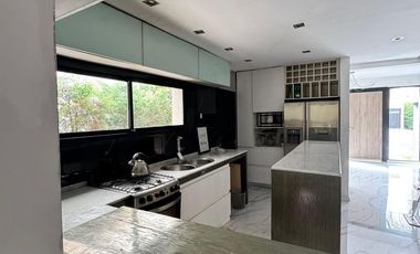 Casa 8 ambientes estilo moderno con pileta en venta - Altos de Hudson II