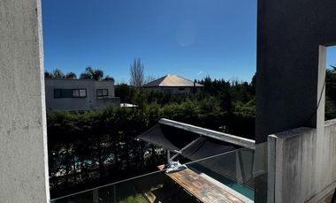 Casa 8 ambientes estilo moderno con pileta en venta - Altos de Hudson II