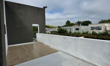 Casa 8 ambientes estilo moderno con pileta en venta - Altos de Hudson II