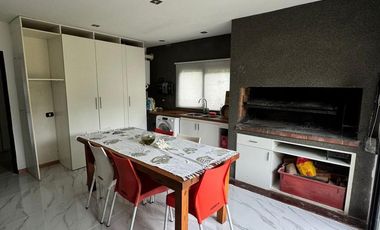 Casa 8 ambientes estilo moderno con pileta en venta - Altos de Hudson II