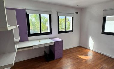 Casa 8 ambientes estilo moderno con pileta en venta - Altos de Hudson II