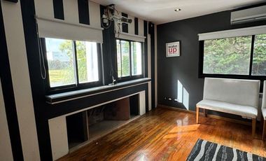 Casa 8 ambientes estilo moderno con pileta en venta - Altos de Hudson II