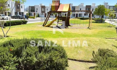 Alteza Imperial: Casa atractiva frente a amenidades del fraccionamiento.