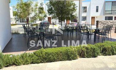Alteza Imperial: Casa atractiva frente a amenidades del fraccionamiento.