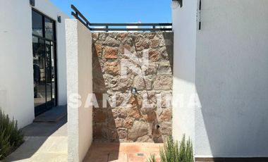 Alteza Imperial: Casa atractiva frente a amenidades del fraccionamiento.