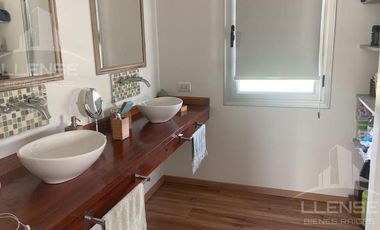 Casa 5 ambientes con fondo a la laguna - Nuevo Quilmes