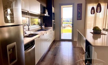 Casa 5 ambientes con fondo a la laguna - Nuevo Quilmes