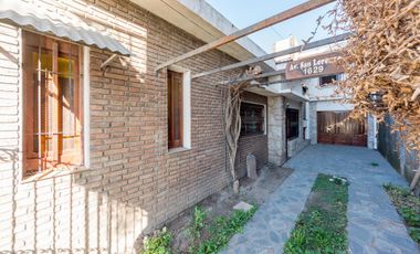 VENTA / PERMUTA - Casa -  4 dormitorios con local -  Capitán Bermúdez