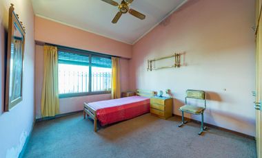 VENTA / PERMUTA - Casa -  4 dormitorios con local -  Capitán Bermúdez