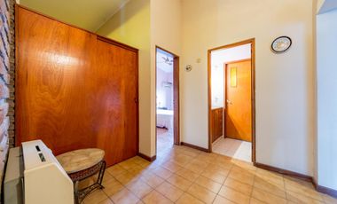 VENTA / PERMUTA - Casa -  4 dormitorios con local -  Capitán Bermúdez