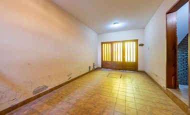 VENTA / PERMUTA - Casa -  4 dormitorios con local -  Capitán Bermúdez