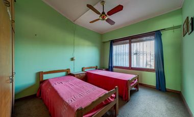 VENTA / PERMUTA - Casa -  4 dormitorios con local -  Capitán Bermúdez