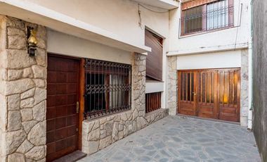 VENTA / PERMUTA - Casa -  4 dormitorios con local -  Capitán Bermúdez