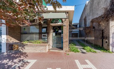 VENTA / PERMUTA - Casa -  4 dormitorios con local -  Capitán Bermúdez