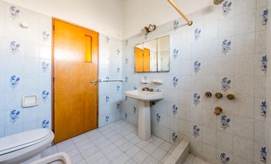 VENTA / PERMUTA - Casa -  4 dormitorios con local -  Capitán Bermúdez