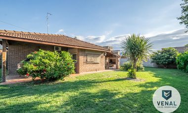 Venta Casa 3 ambientes, 2 dormitorios, luminosa, lote 630m2 a 300 mts Panamericana.