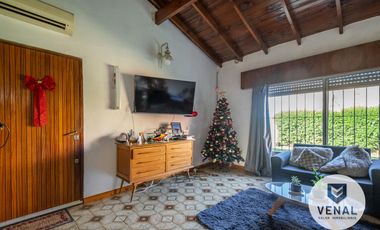 Venta Casa 3 ambientes, 2 dormitorios, luminosa, lote 630m2 a 300 mts Panamericana.