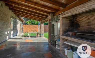 Venta Casa 3 ambientes, 2 dormitorios, luminosa, lote 630m2 a 300 mts Panamericana.