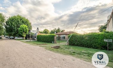 Venta Casa 3 ambientes, 2 dormitorios, luminosa, lote 630m2 a 300 mts Panamericana.