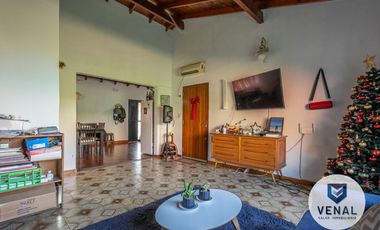 Venta Casa 3 ambientes, 2 dormitorios, luminosa, lote 630m2 a 300 mts Panamericana.