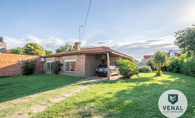 Venta Casa 3 ambientes, 2 dormitorios, luminosa, lote 630m2 a 300 mts Panamericana.