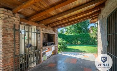 Venta Casa 3 ambientes, 2 dormitorios, luminosa, lote 630m2 a 300 mts Panamericana.