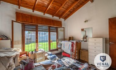 Venta Casa 3 ambientes, 2 dormitorios, luminosa, lote 630m2 a 300 mts Panamericana.