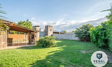 Venta Casa 3 ambientes, 2 dormitorios, luminosa, lote 630m2 a 300 mts Panamericana.