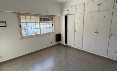 Casa 6 Ambientes en Venta  con Jardín y Pileta. Olivos – Zona Residencial