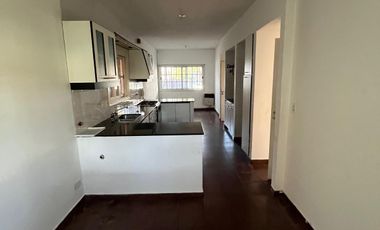 Casa 6 Ambientes en Venta  con Jardín y Pileta. Olivos – Zona Residencial