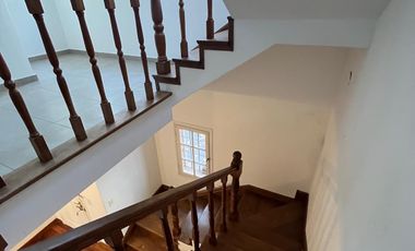 Casa 6 Ambientes en Venta  con Jardín y Pileta. Olivos – Zona Residencial