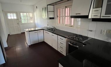 Casa 6 Ambientes en Venta  con Jardín y Pileta. Olivos – Zona Residencial