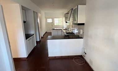 Casa 6 Ambientes en Venta  con Jardín y Pileta. Olivos – Zona Residencial