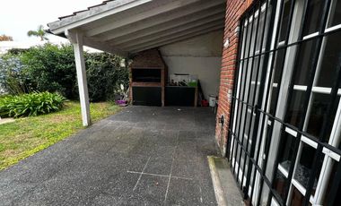 Casa 6 Ambientes en Venta  con Jardín y Pileta. Olivos – Zona Residencial