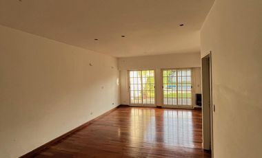 Casa 6 Ambientes en Venta  con Jardín y Pileta. Olivos – Zona Residencial