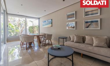 Venta Bouquet 4 ambientes PB. Doble jardín Parrilla. Dos cocheras. Baulera.  Ameneties