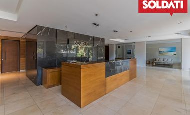 Venta Bouquet 4 ambientes PB. Doble jardín Parrilla. Dos cocheras. Baulera.  Ameneties