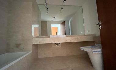 Venta Bouquet 4 ambientes PB. Doble jardín Parrilla. Dos cocheras. Baulera.  Ameneties