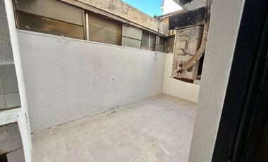 Departamento 2 ambientes con patio en  venta en Vicente López